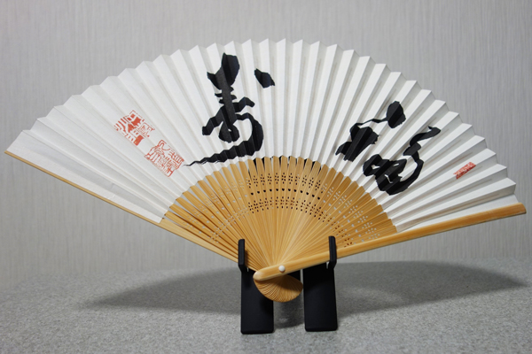 ご住職から頂かれた言葉を扇子に…